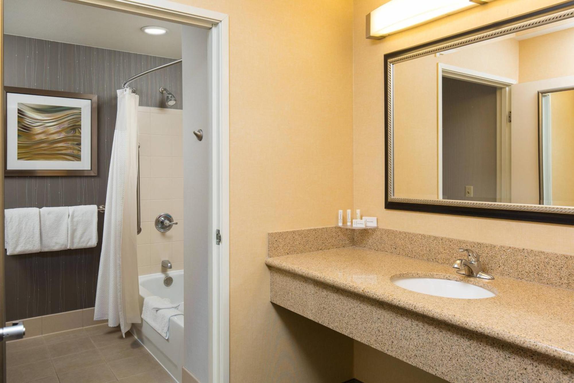 Courtyard By Marriott Ontario Rancho Cucamonga Hotel Exterior photo